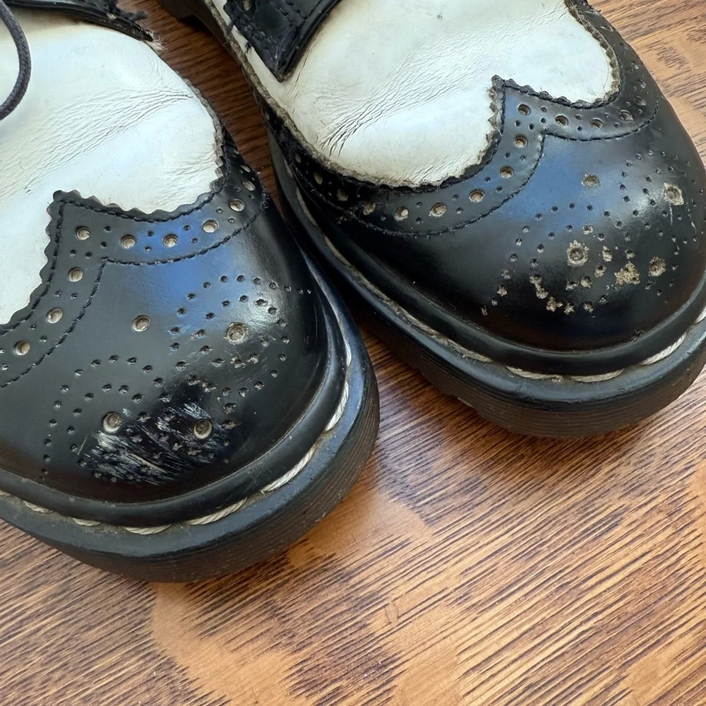 DOC MARTENS Vintage Oxford Brogues England Black White Wingtip Academia M 8 W 9‎